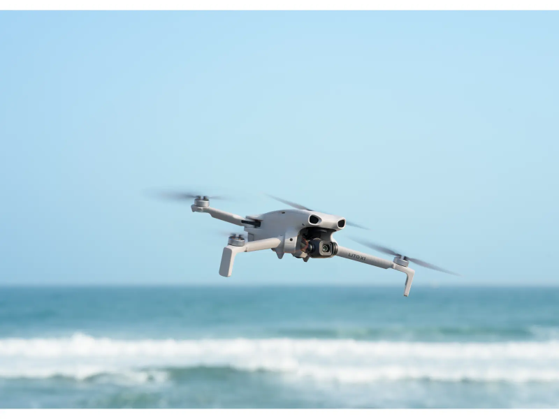 DJI Lito X1 im Flug über dem Meer