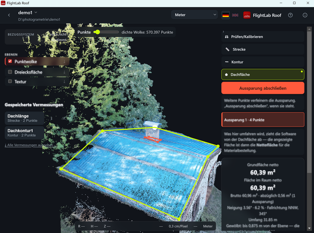 Dachfläche in FlightLab Roof: Umriss auf der Punktwolke, ein Kamin als Aussparung abgezogen, Nettofläche 60,39 m² mit Neigung, Fallrichtung und Umfang
